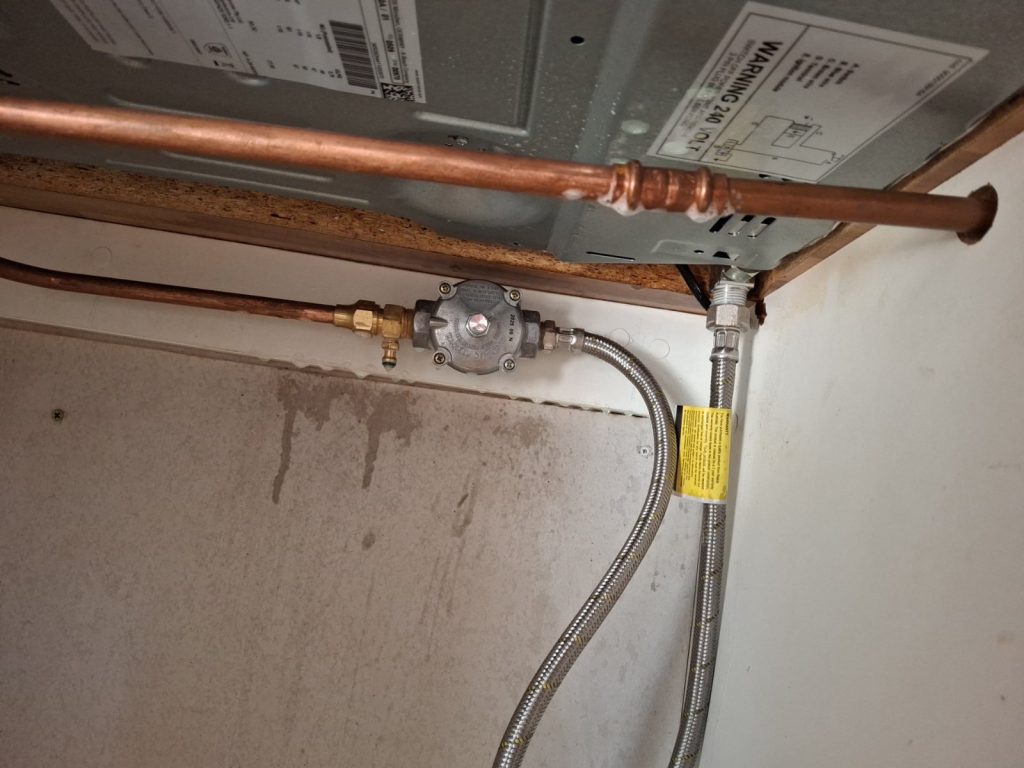 Copper gas line and regulator connected under a cooktop